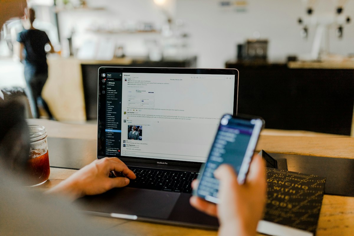 Person am Laptop mit Fokus auf Sicherheitssymbolik am Bildschirm